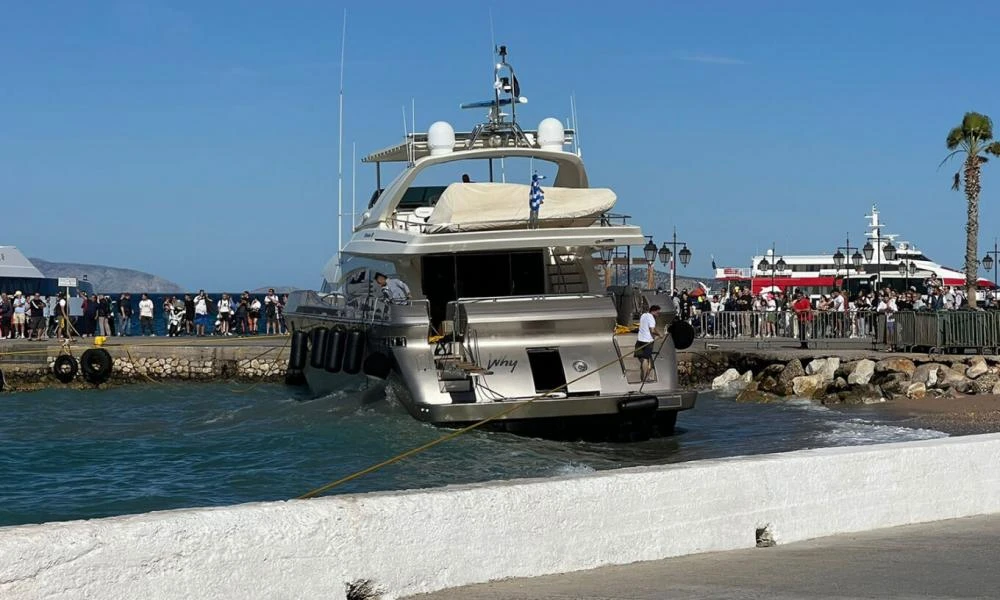 Σπέτσες: Ατύχημα με θαλαμηγό - Οι ισχυροί άνεμοι την έριξαν σε παραλία